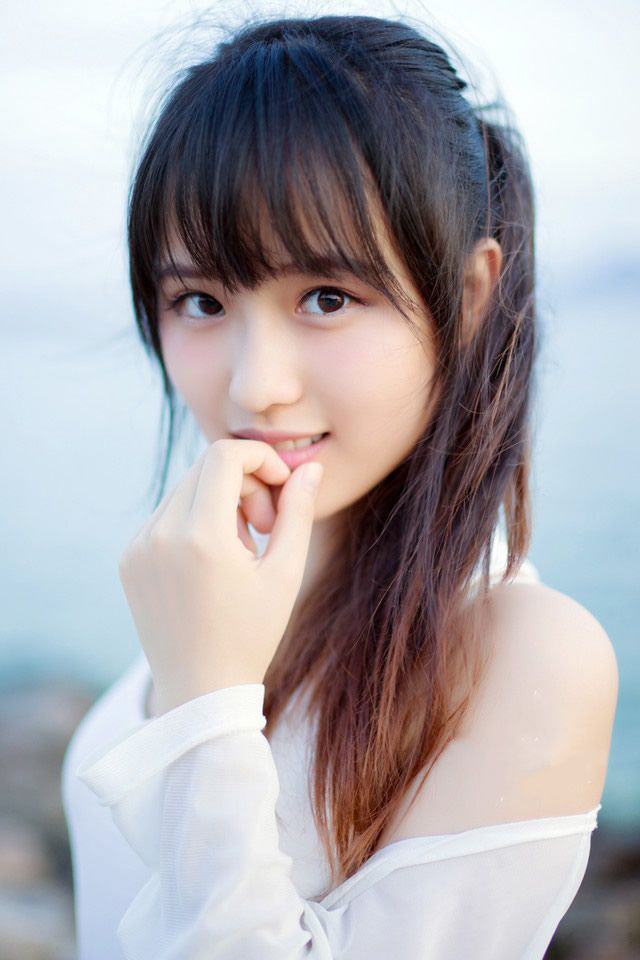 “都……都督！”刚刚上船，就看到甲板上摆着一座担架，担架上面，周瑜神色平静的躺在担架上面，只是却没了声息，江东战士只觉脑袋一懵，颤声叫唤了一声，却并没有得到回应，不甘心的战士迟疑的走到周瑜身边，推了推周瑜，只觉入手冰凉，颤抖着伸手探了探鼻息，紧跟着，一声撕心裂肺的惨叫声在船上响起：“都督！”